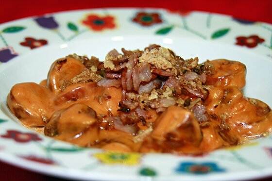 Receta de salchichas con salsa camenbert y bacon, presentacion
