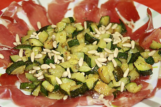 Receta de calabacines con jamon serrano y salsa agridulce, presentacion