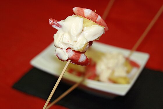 Pinchos de langostino y pina, presentacion a
