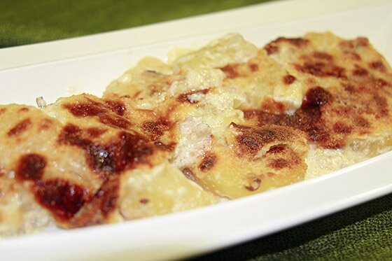 Receta de patatas al horno con bacon y leche, presentacion