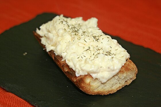 Presentación de una tapa de merluza con alioli