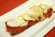 Receta paso a paso de tostada de sobrasada y huevos de codorniz, presentacion